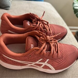 ASICS Women's Athletic/Court Shoes in dark pink & white; size 6.5 like new